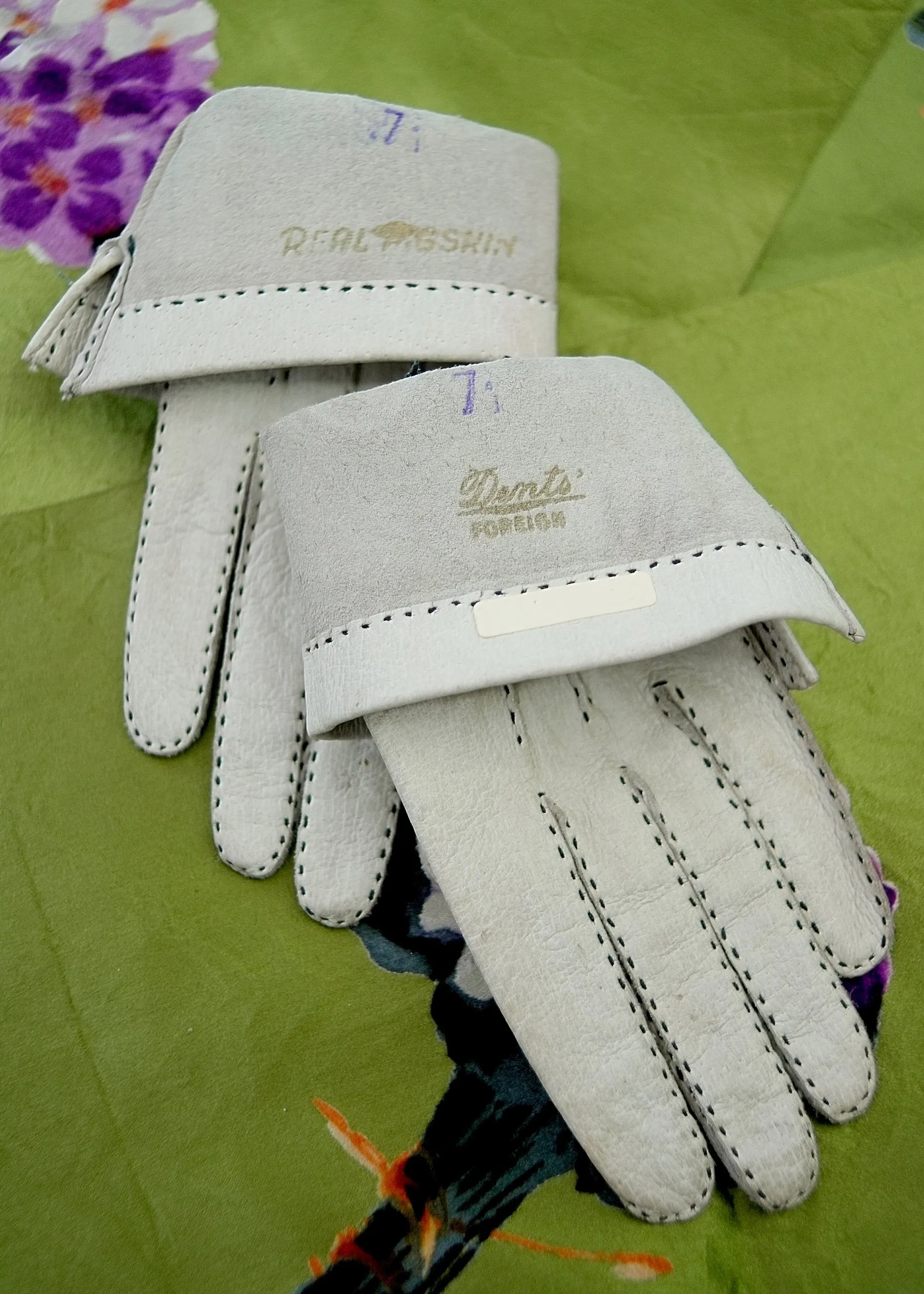 Vintage White Pigskin Leather Day Gloves • Dents • Size 7