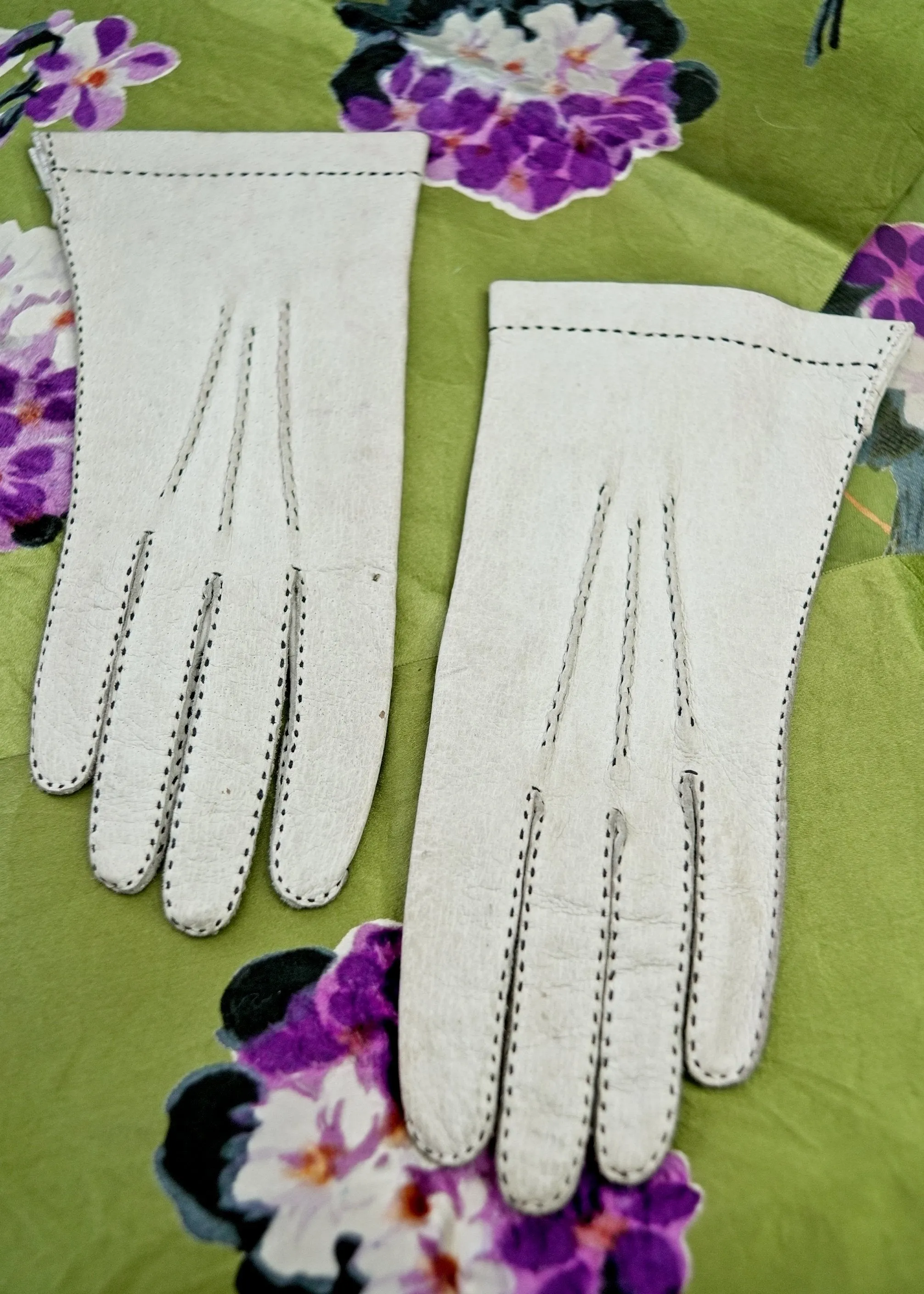 Vintage White Pigskin Leather Day Gloves • Dents • Size 7